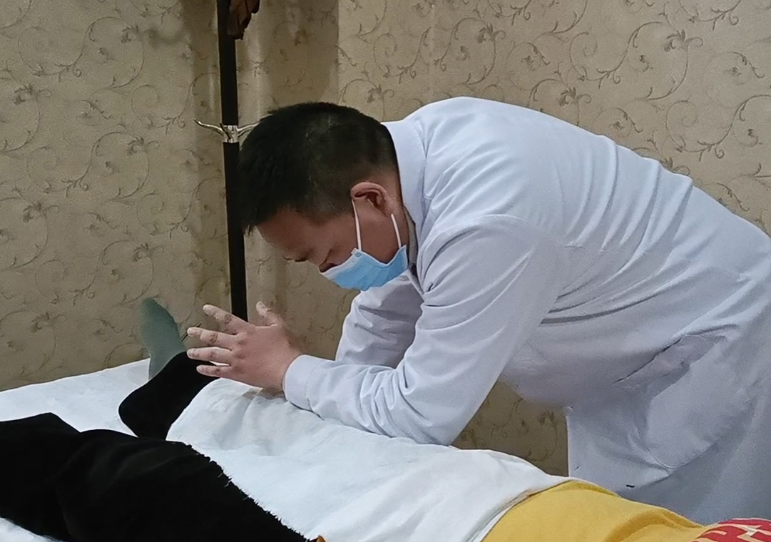 及时施援手 医者仁心暖人心——记平安中医养生馆技师任江涛老师的温暖“应急时刻”