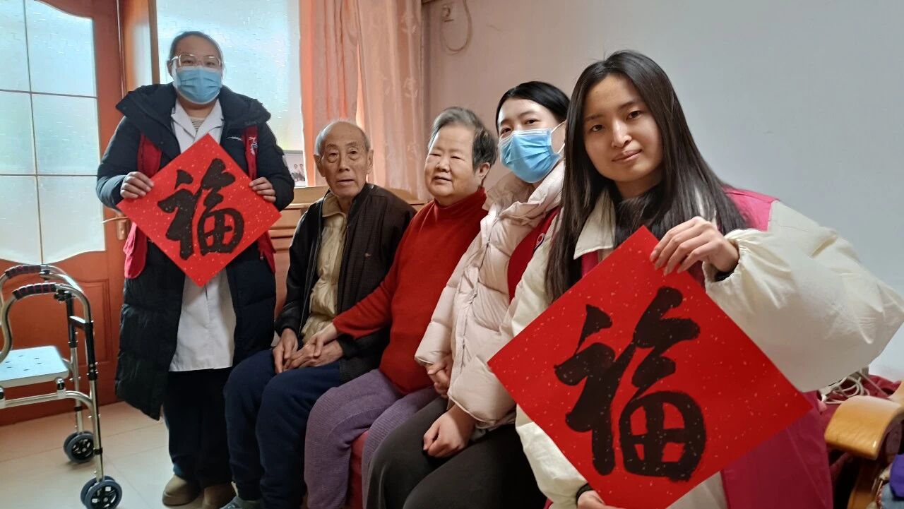 【一碗腊八粥·浓浓敬老情】东风街道区域养老服务中心开展腊八节送温暖活动